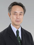 川口 健夫（Takeo Kawaguchi）<br> JREC顧問・薬学博士<br> 北海道大学薬学部卒、薬学博士/米国カンサス大学、帝都生物医学研究所、城西大学薬学部、城西国際大学環境社会学部教授（ハーブ・アロマテラピー）などを歴任。 <br>著書：「薬と代替療法 リフレクソロジー＆アロマセラピー」